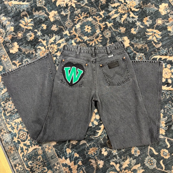 WRANGLER WOMEN'S HEART PATCH WANDERER FLARE JEANS - Picture 1 of 12